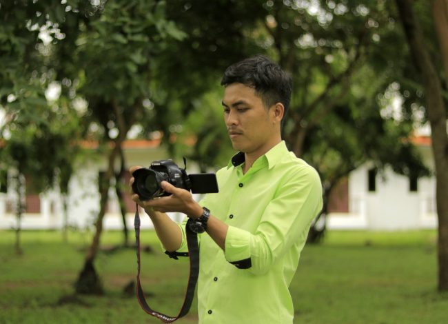 Piece to camera in daylight